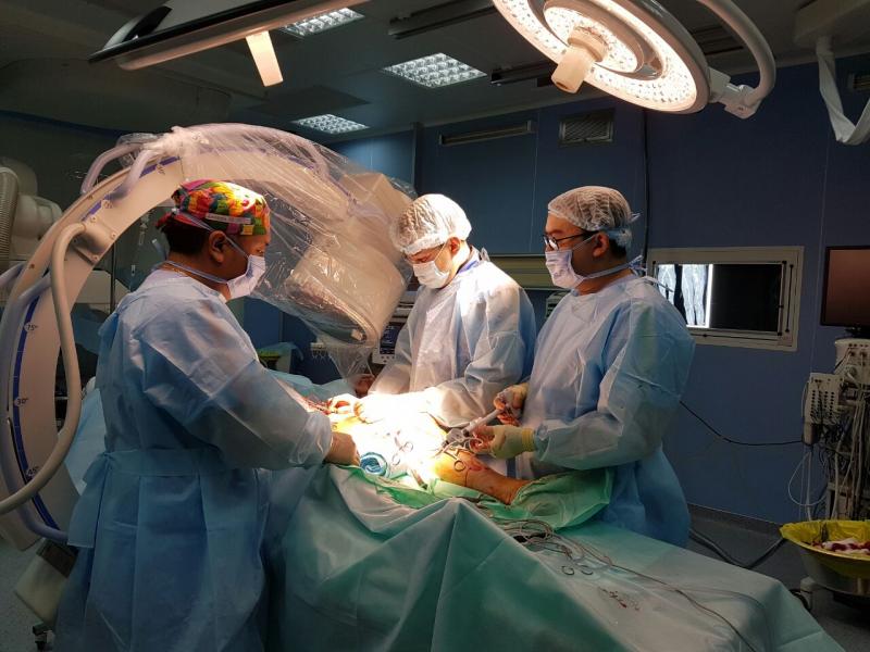 Хирургическая бригада во время операции